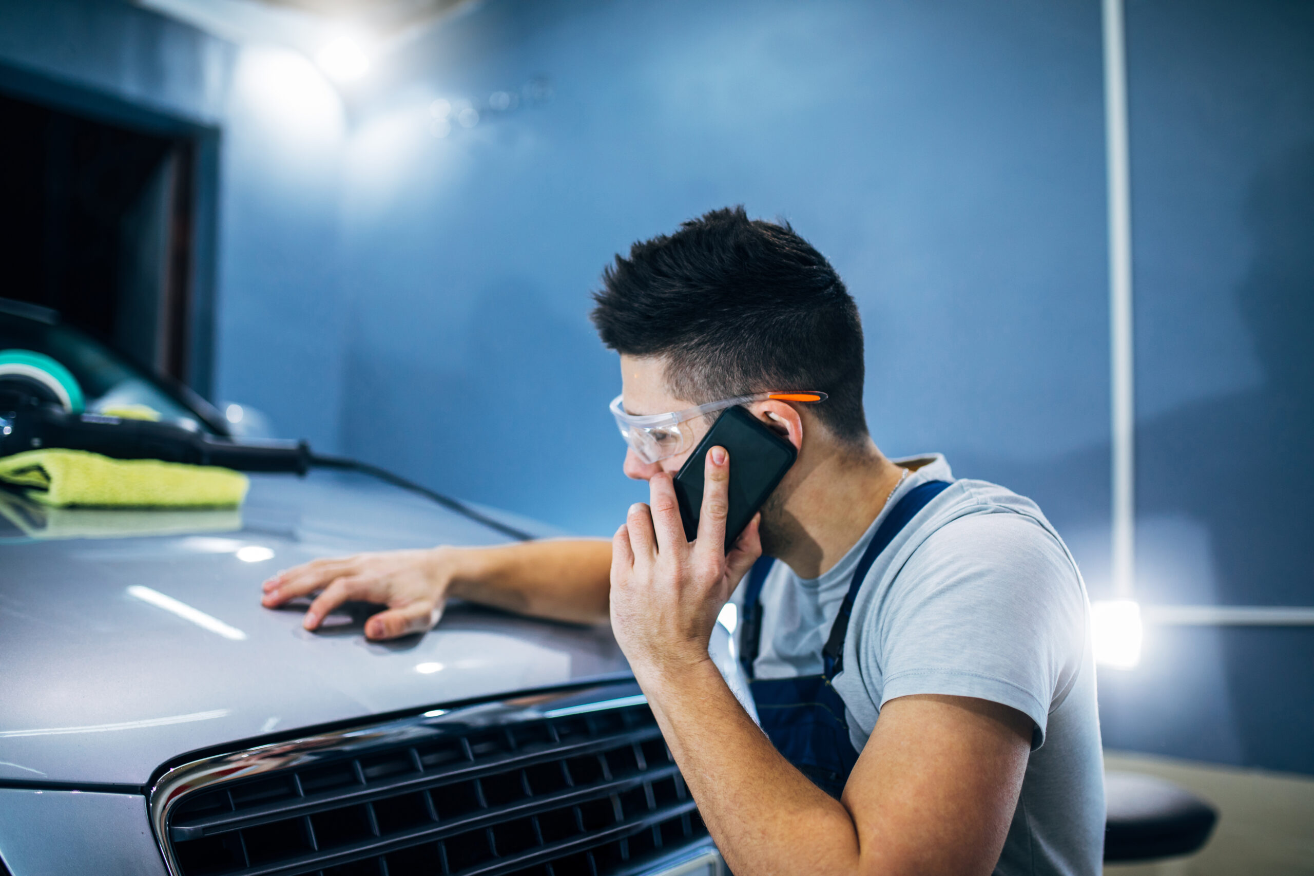 man accepting a mobile detailing schedule